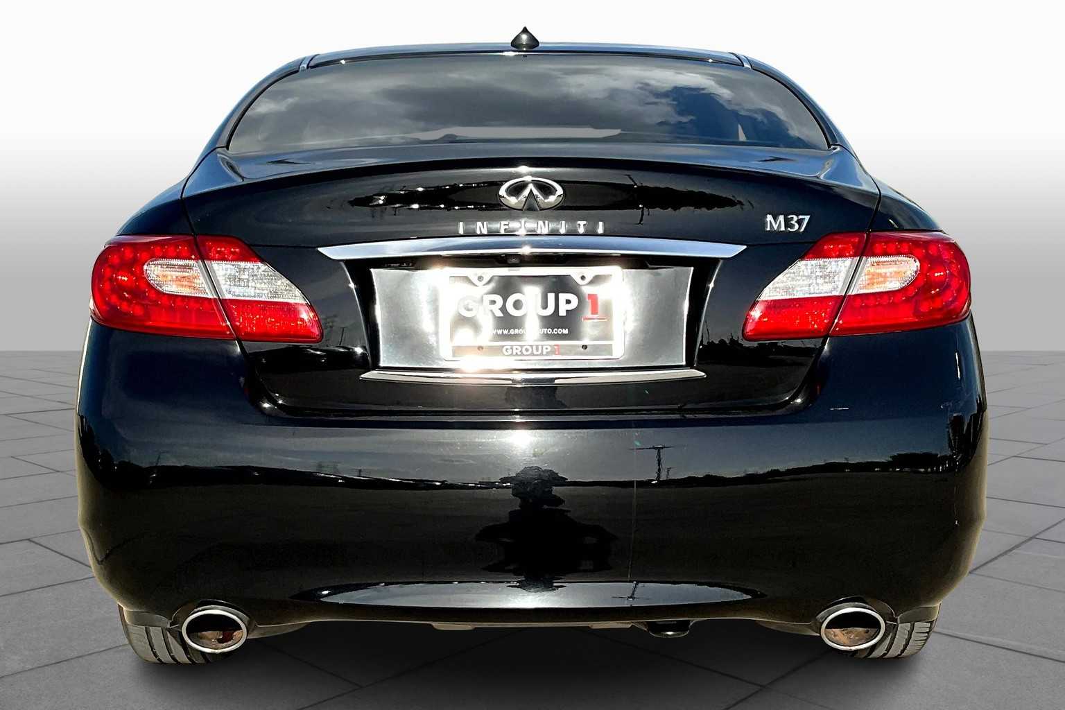 2011 Infiniti M37 photo 3