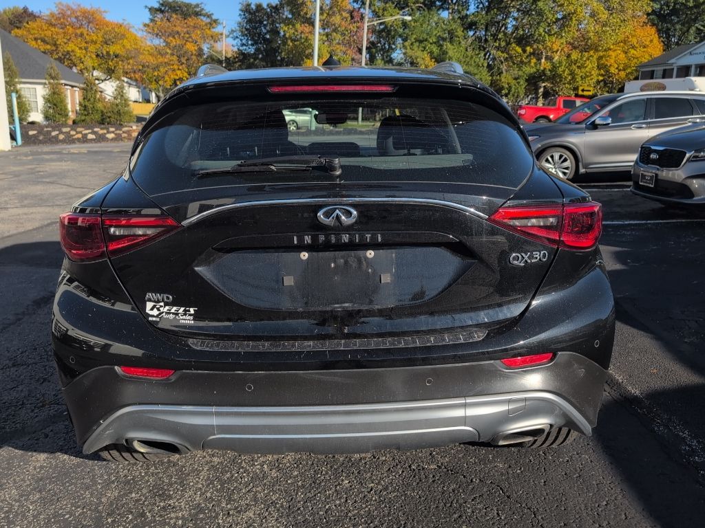 2018 Infiniti QX30 Essential photo 4