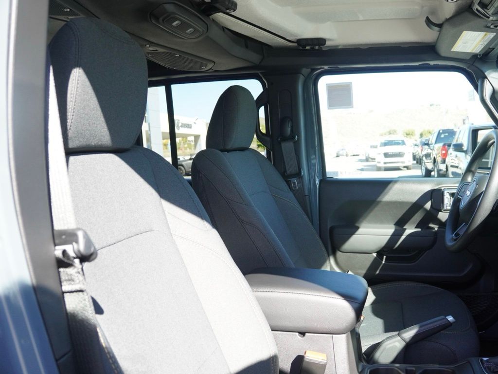 New 2026 Anvil Clear-Coat Exterior Paint Jeep 4-Door Sport S image 23