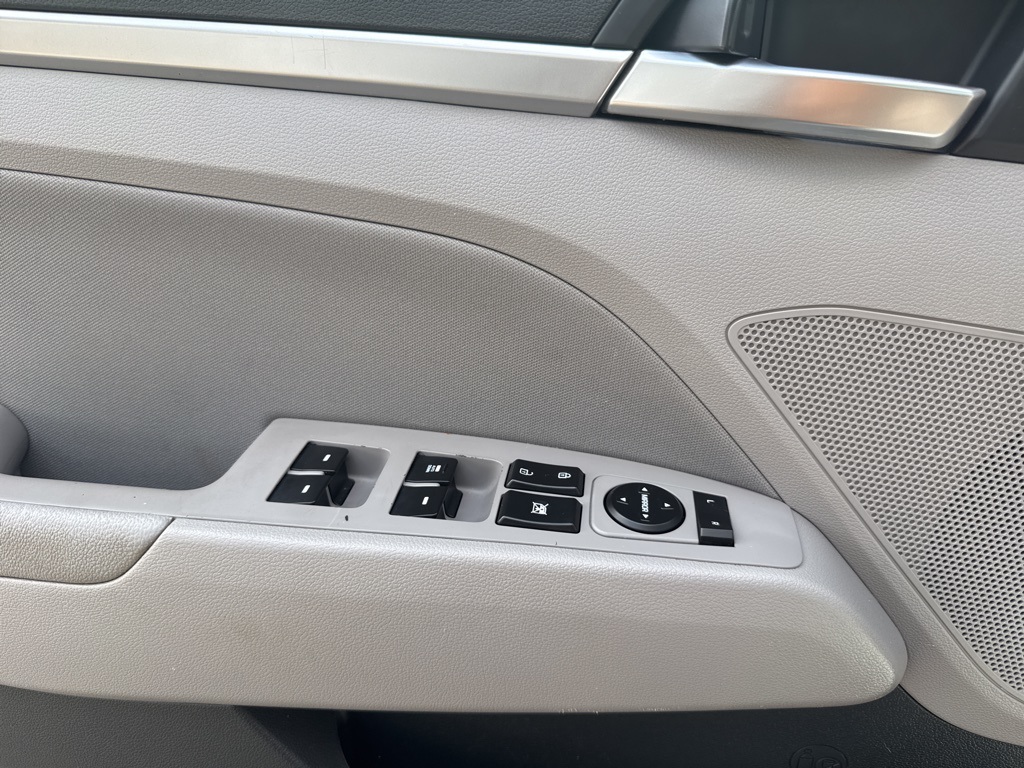 2020 Hyundai Elantra SEL photo 17