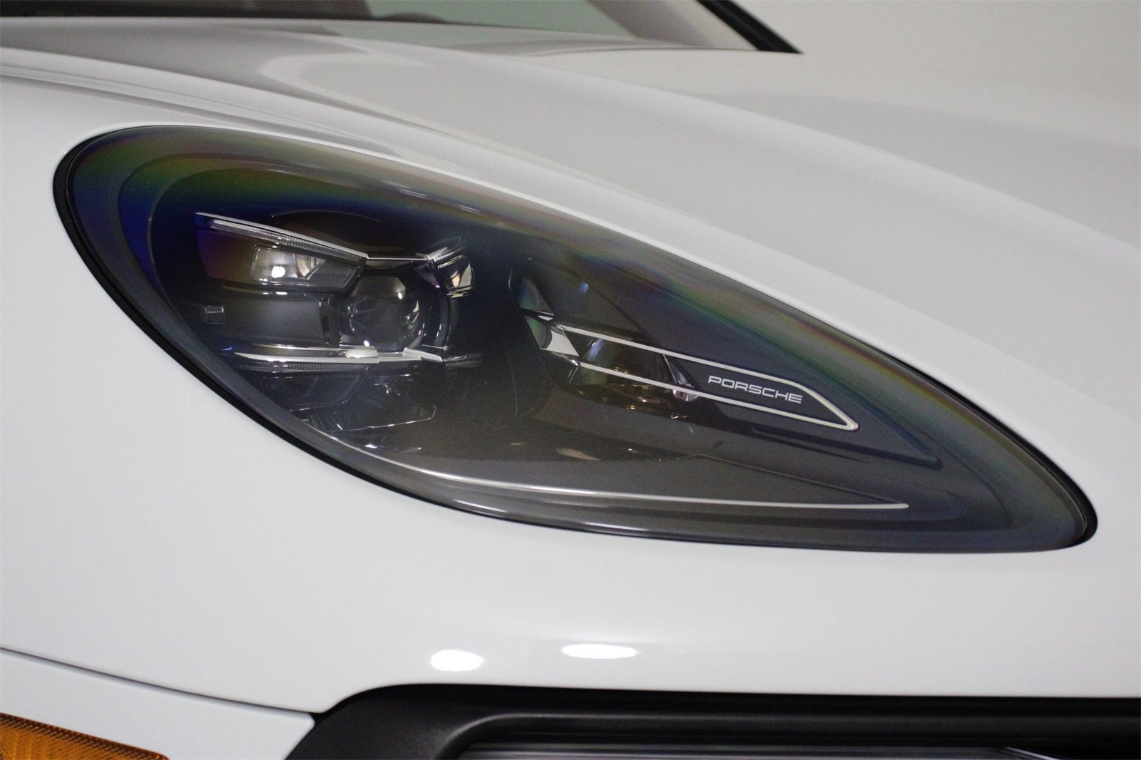 2025 Porsche Macan photo 25