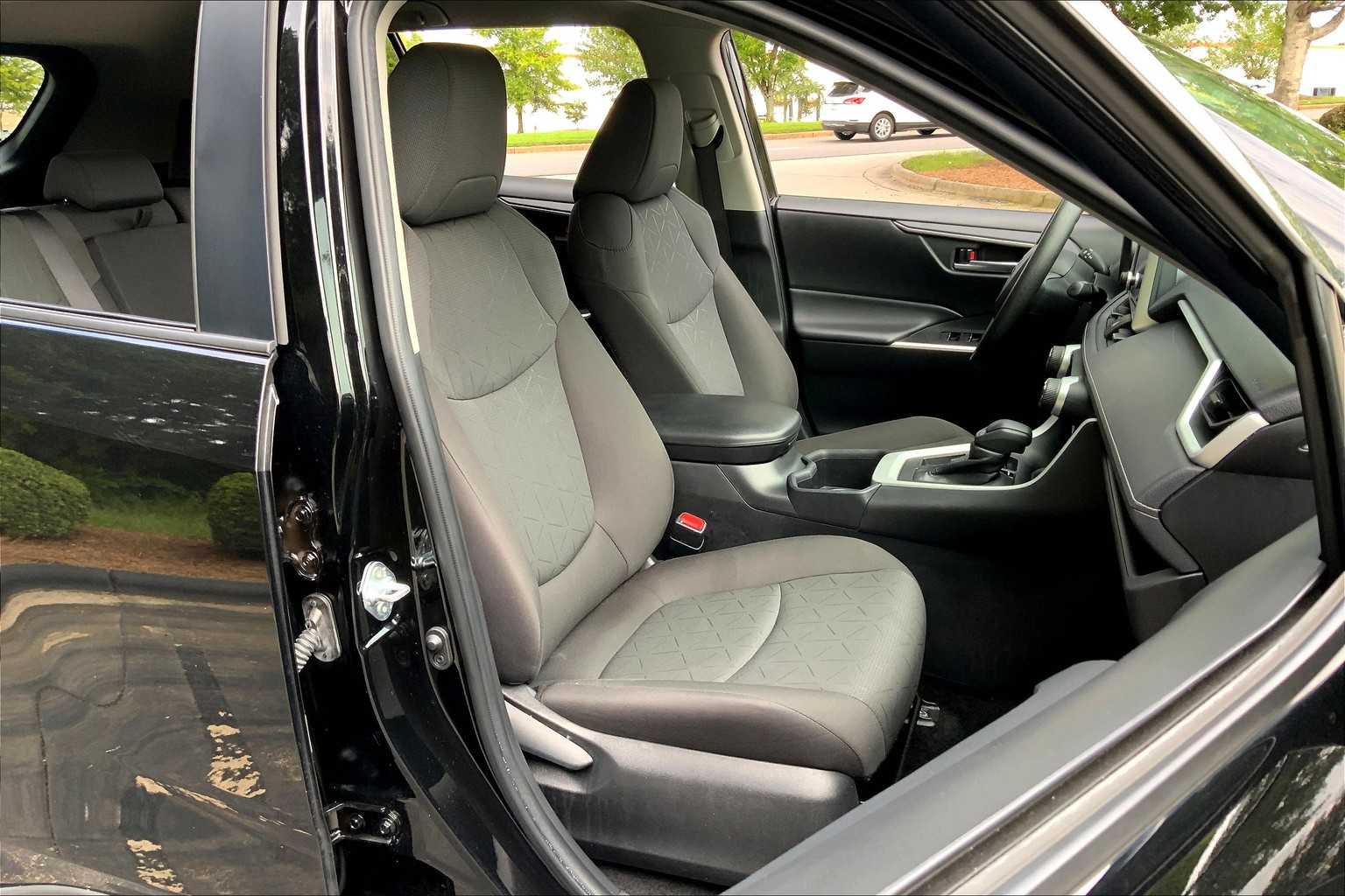2024 Toyota RAV4 XLE photo 8