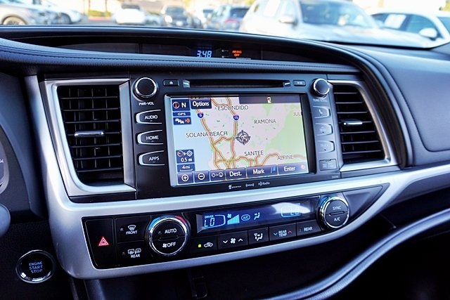 Used 2019  Toyota SE image 29