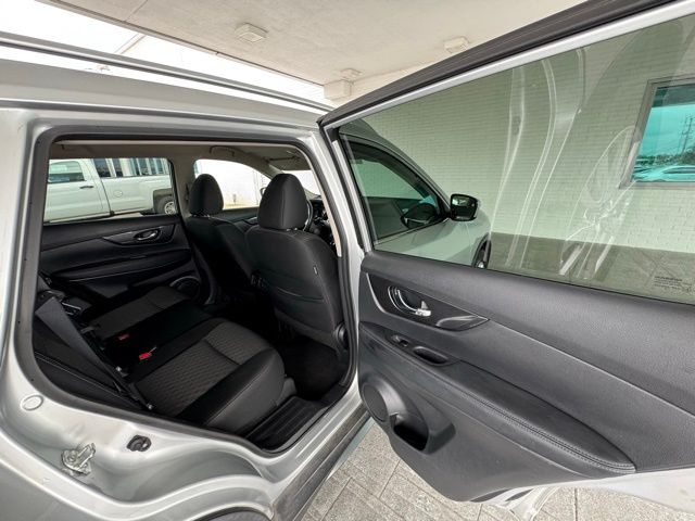 2018 Nissan Rogue SV photo 21