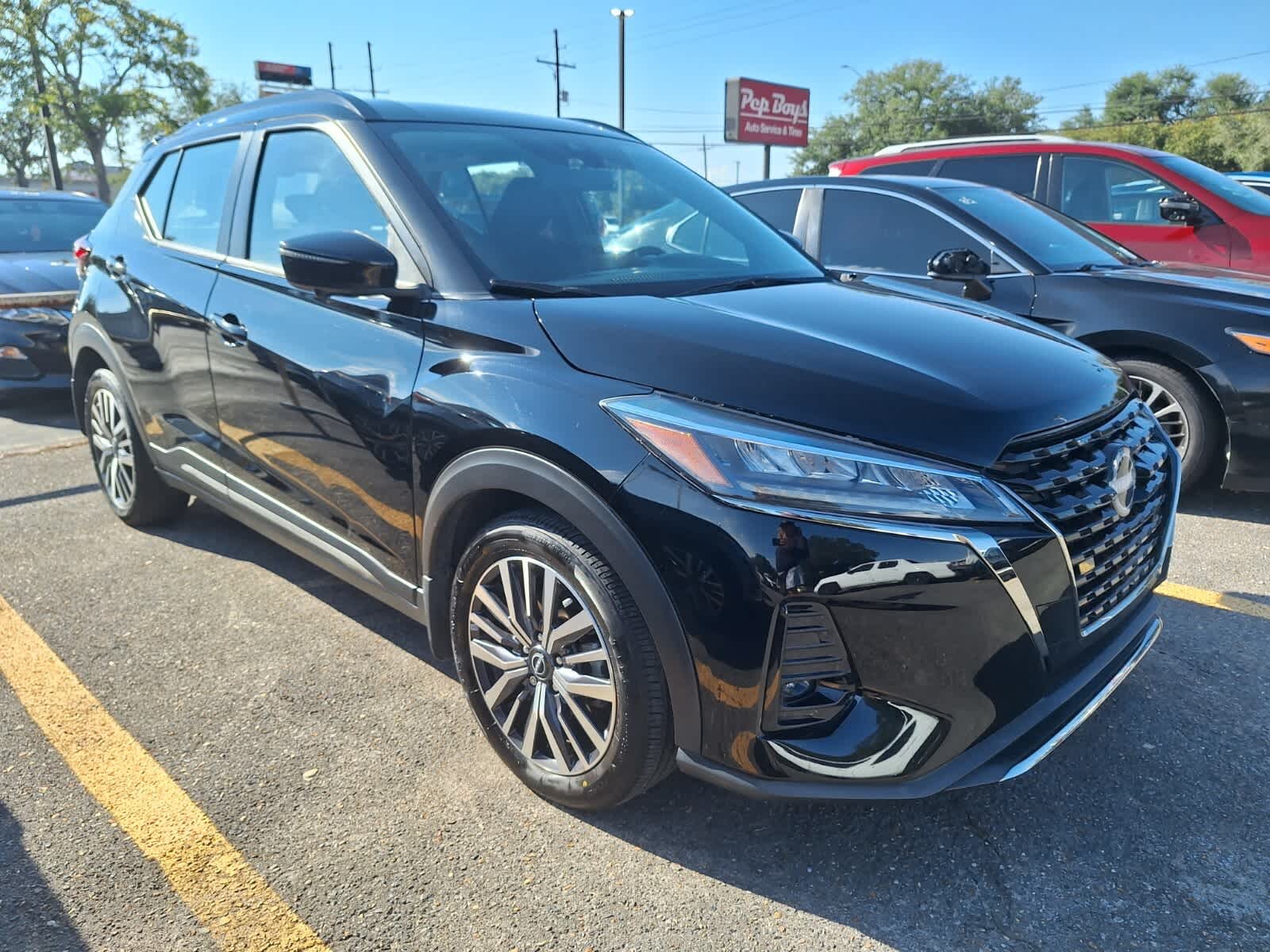 2023 Nissan Kicks SR photo 3
