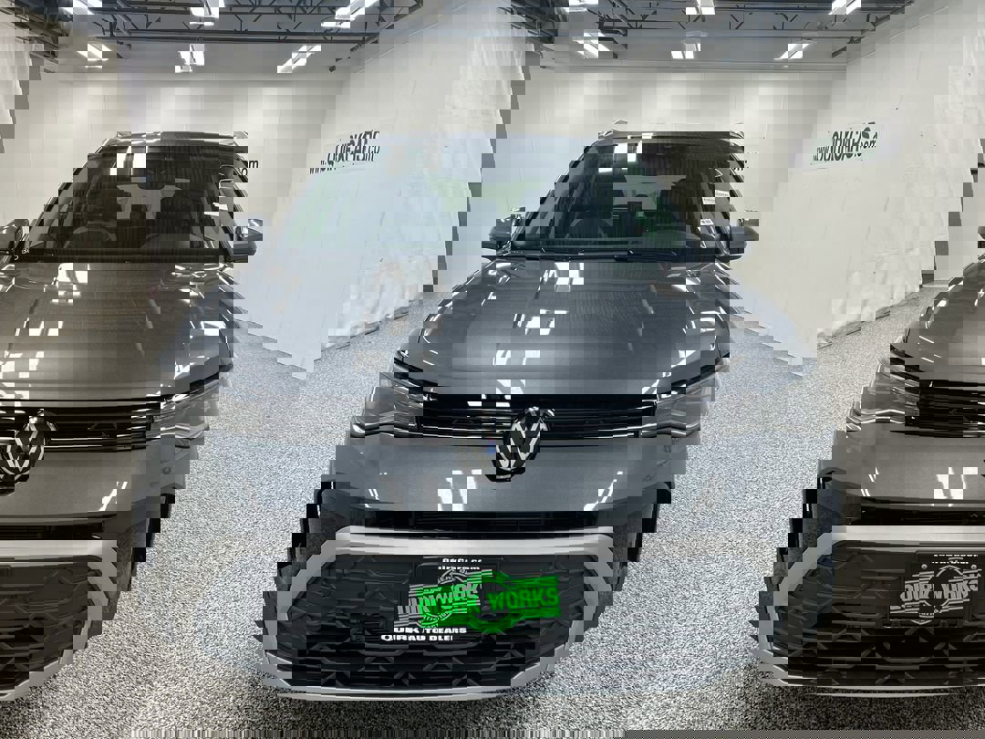 2025 Volkswagen Taos SE photo 2