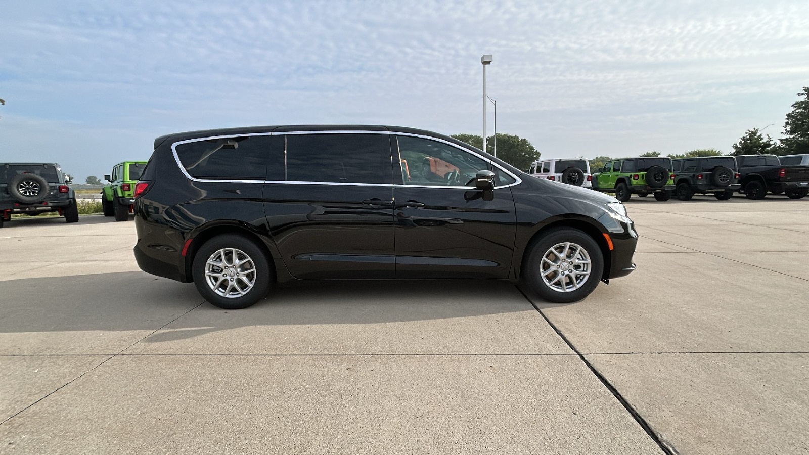 2026 Chrysler Pacifica photo 2