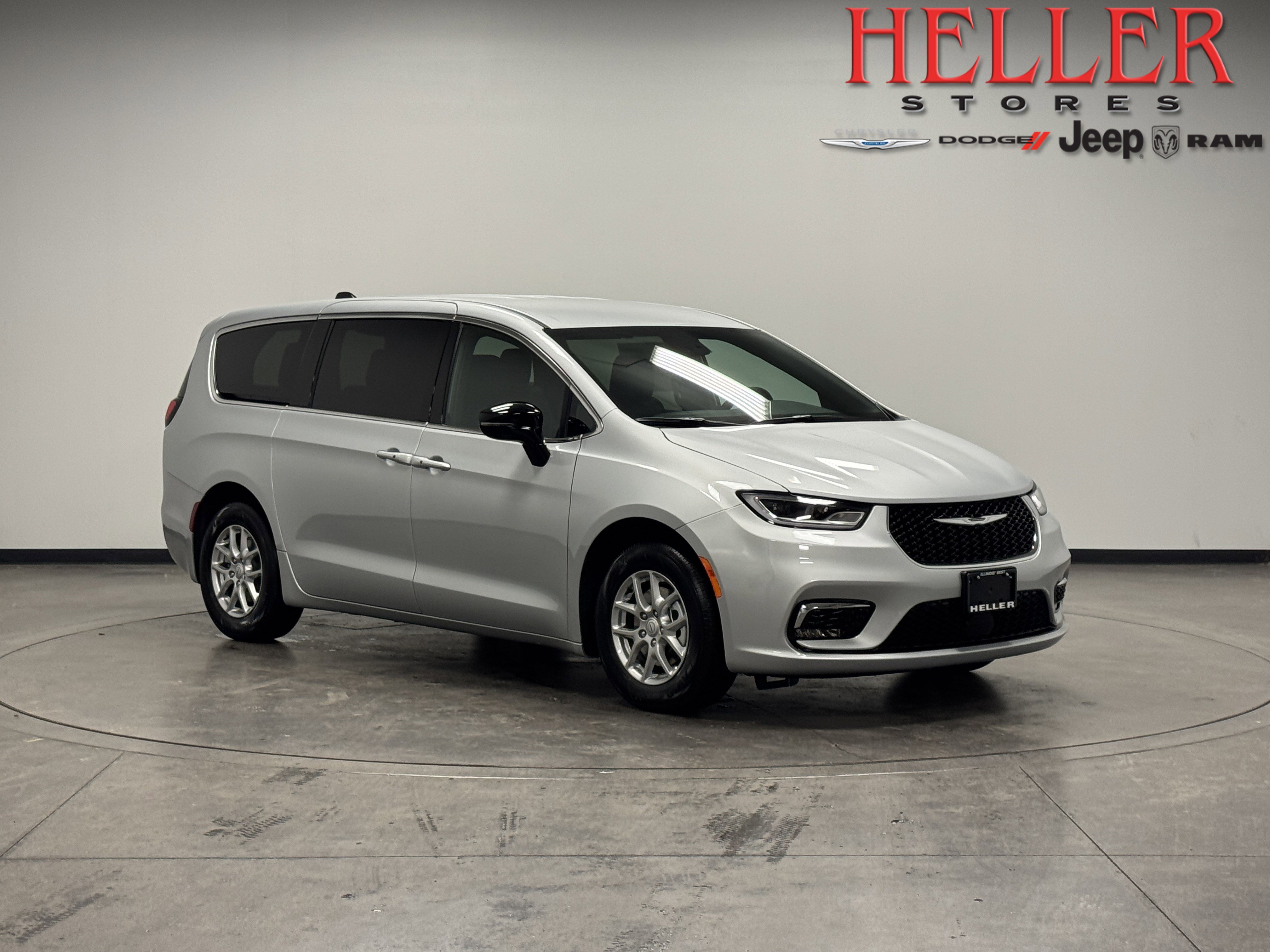 2026 Chrysler Pacifica Select's photo