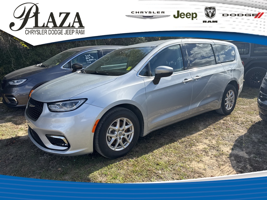 2023 Chrysler Pacifica Touring L's photo