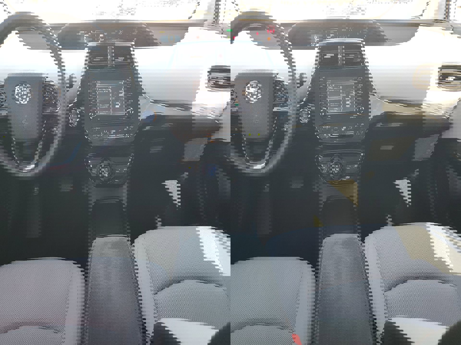 2022 Toyota Prius L photo 6
