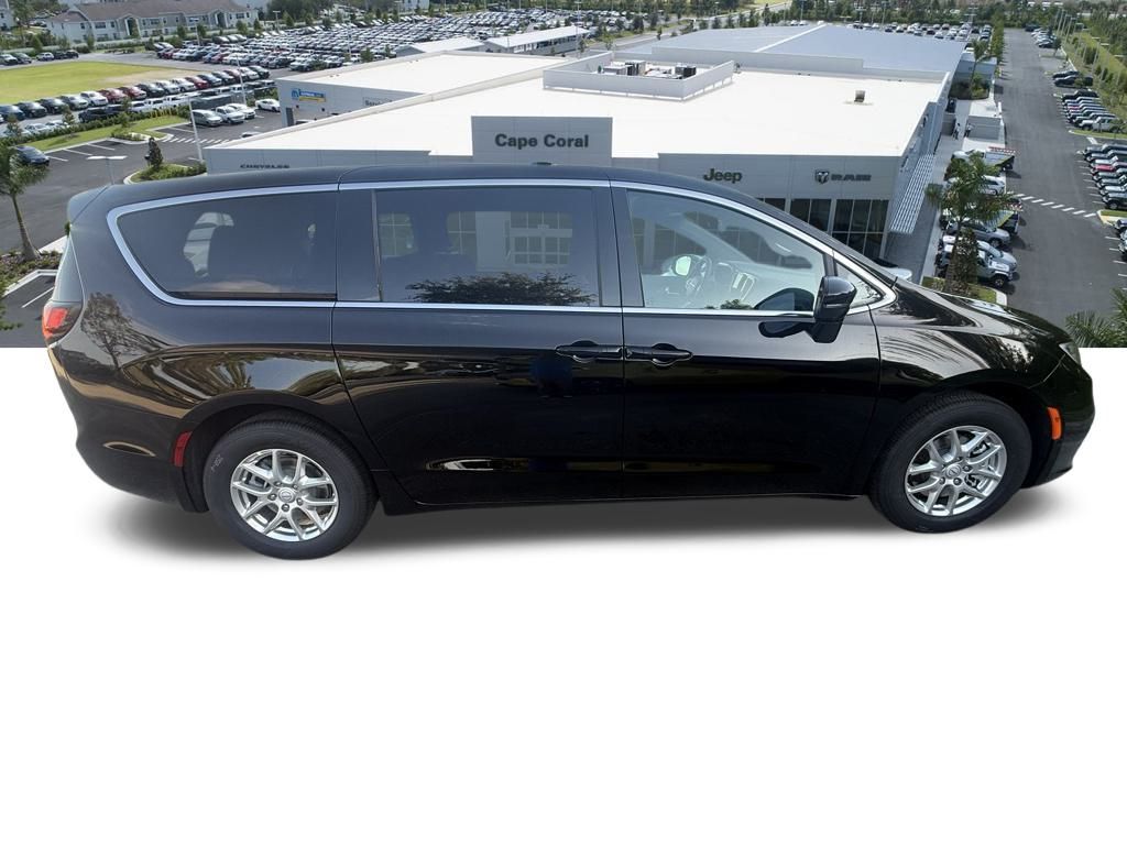2026 Chrysler Pacifica photo 2