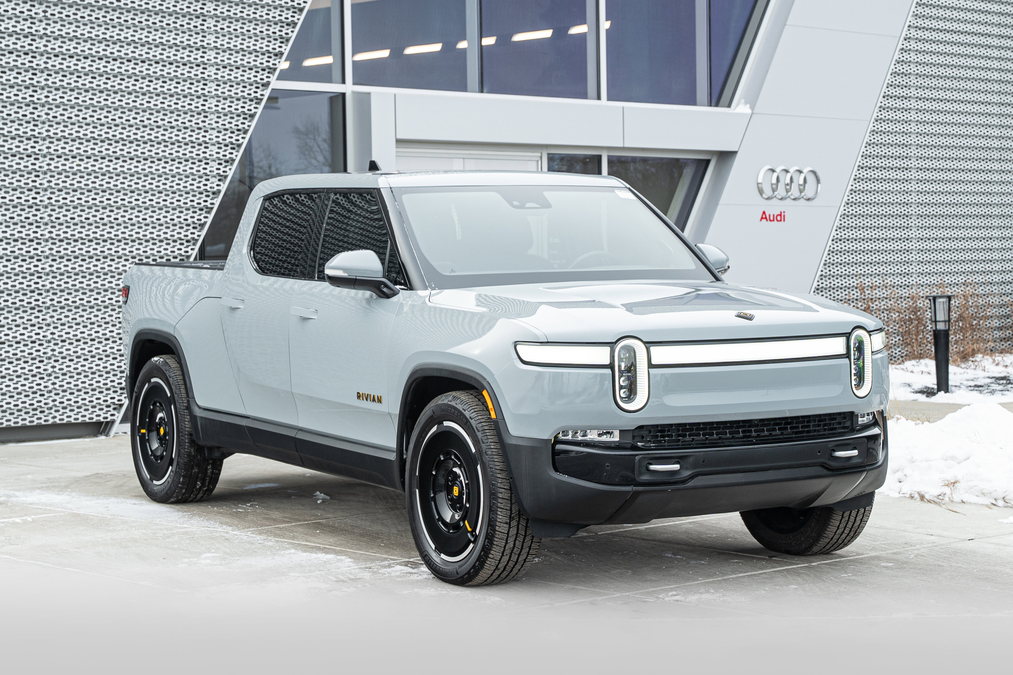 Used 2022 Rivian R1T Adventure with VIN 7FCTGAAA6NN007366 for sale in St. Charles, IL