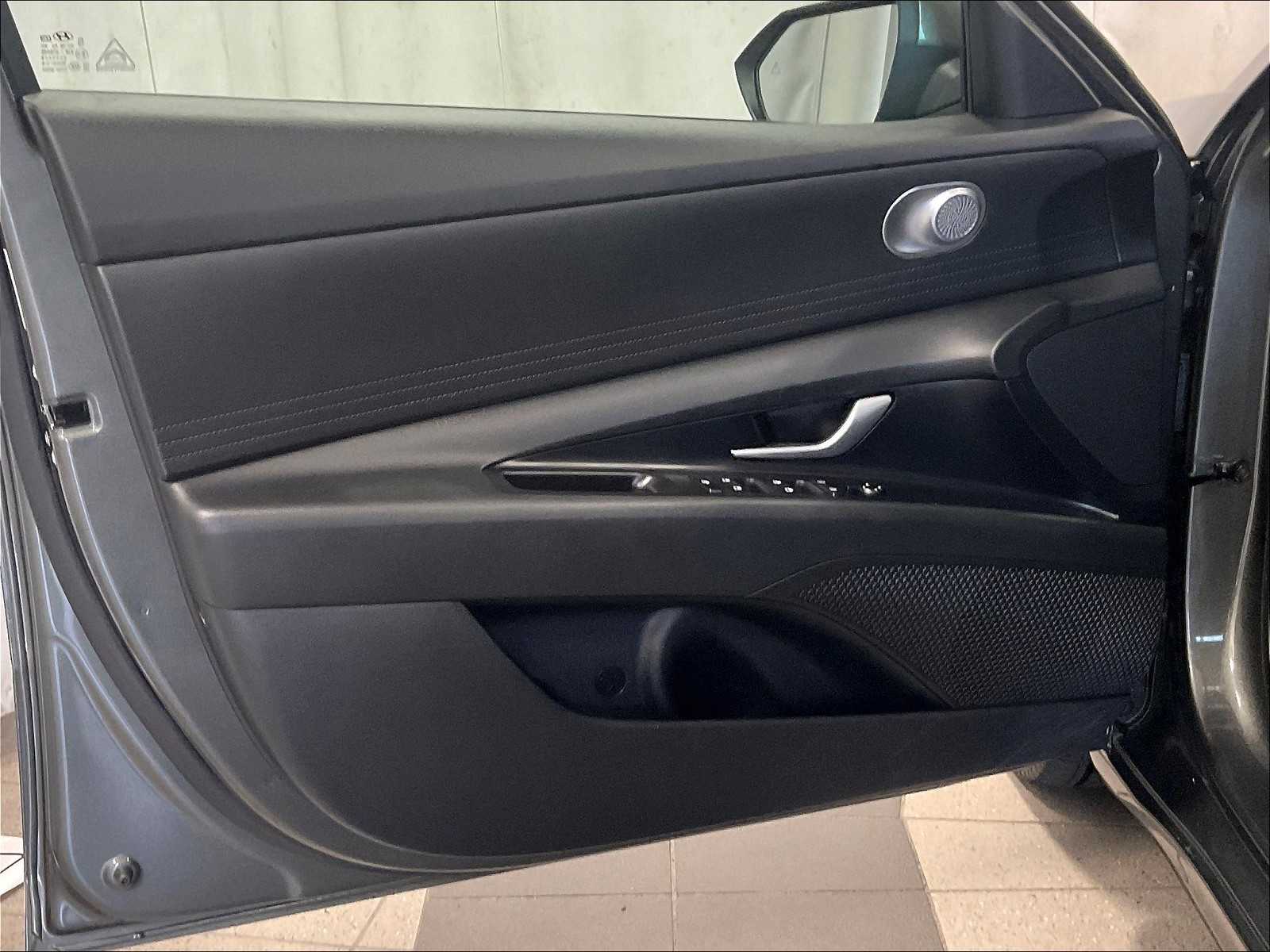 2024 Hyundai Elantra SEL photo 9