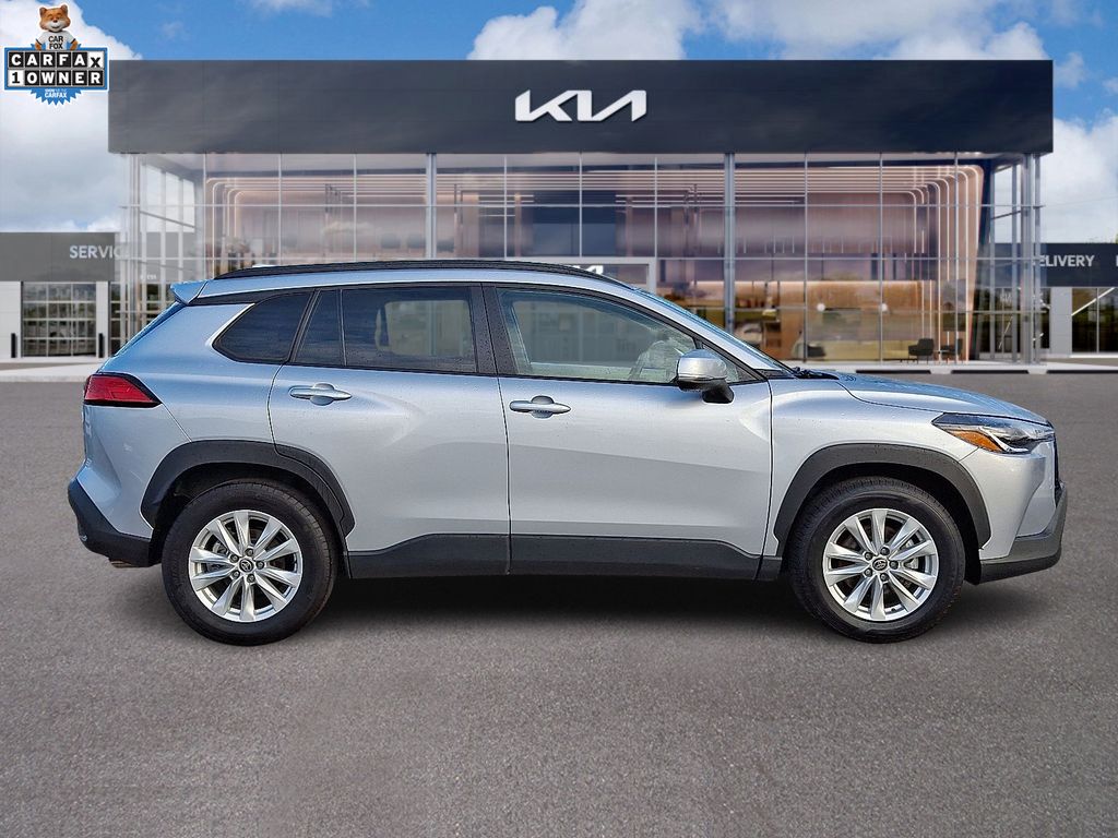 2023 Toyota Corolla Cross LE photo 3
