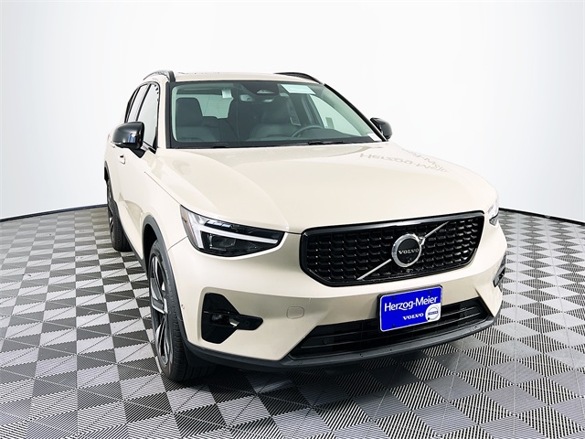 2025 Volvo XC40