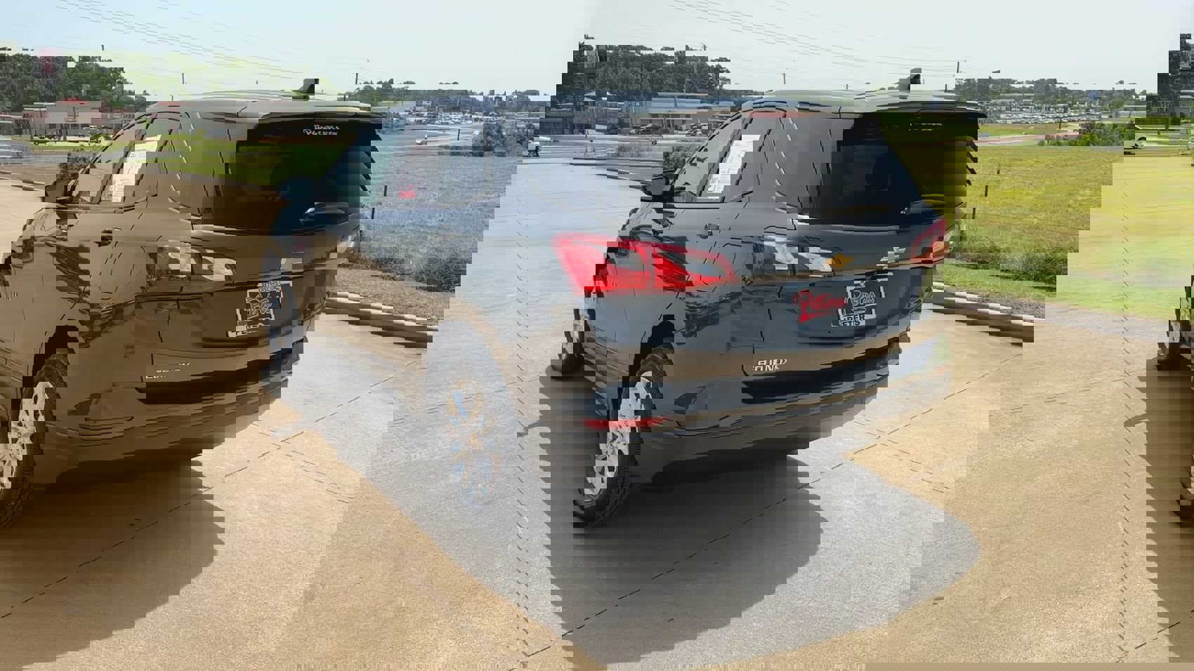 2021 Chevrolet Equinox LS photo 2