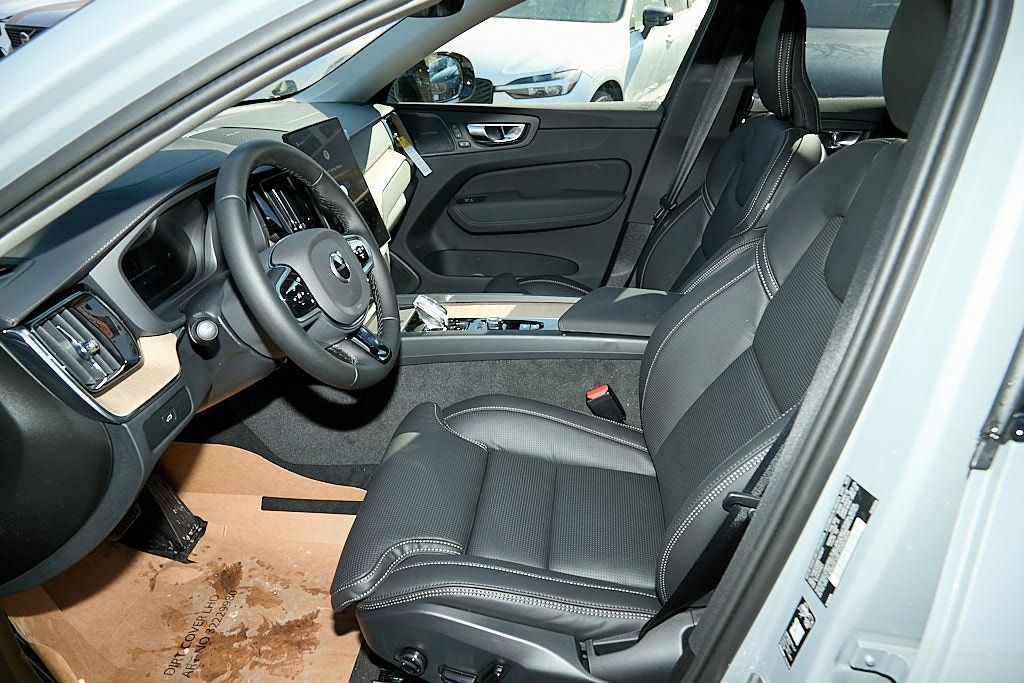 2026 VOLVO XC60 - Image 13