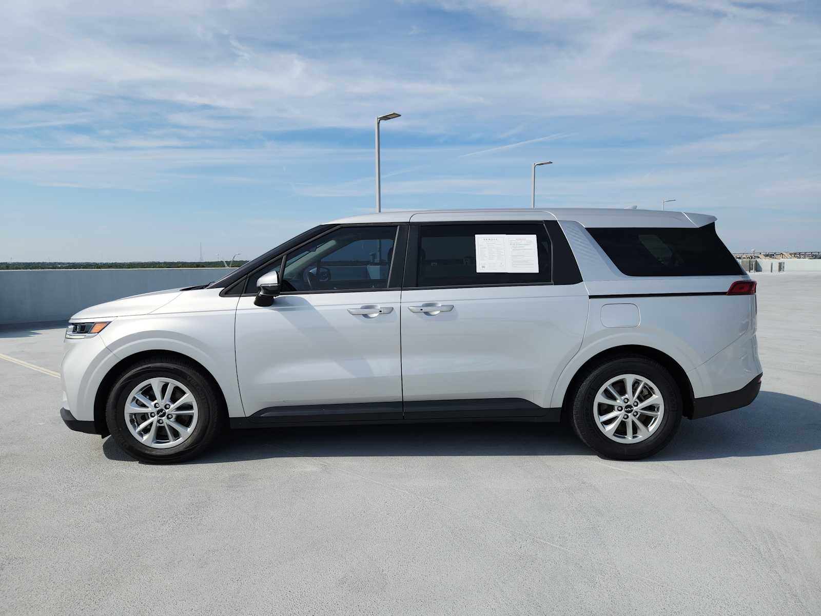2022 Kia Carnival LXS photo 4
