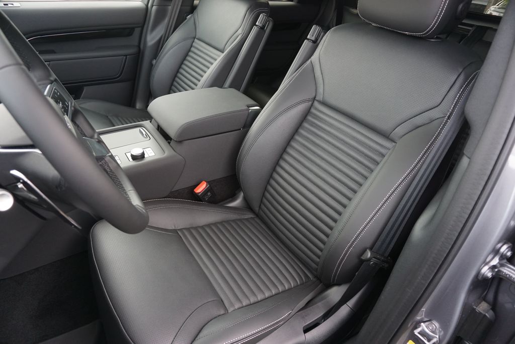 2025 Land Rover Discovery S photo 20