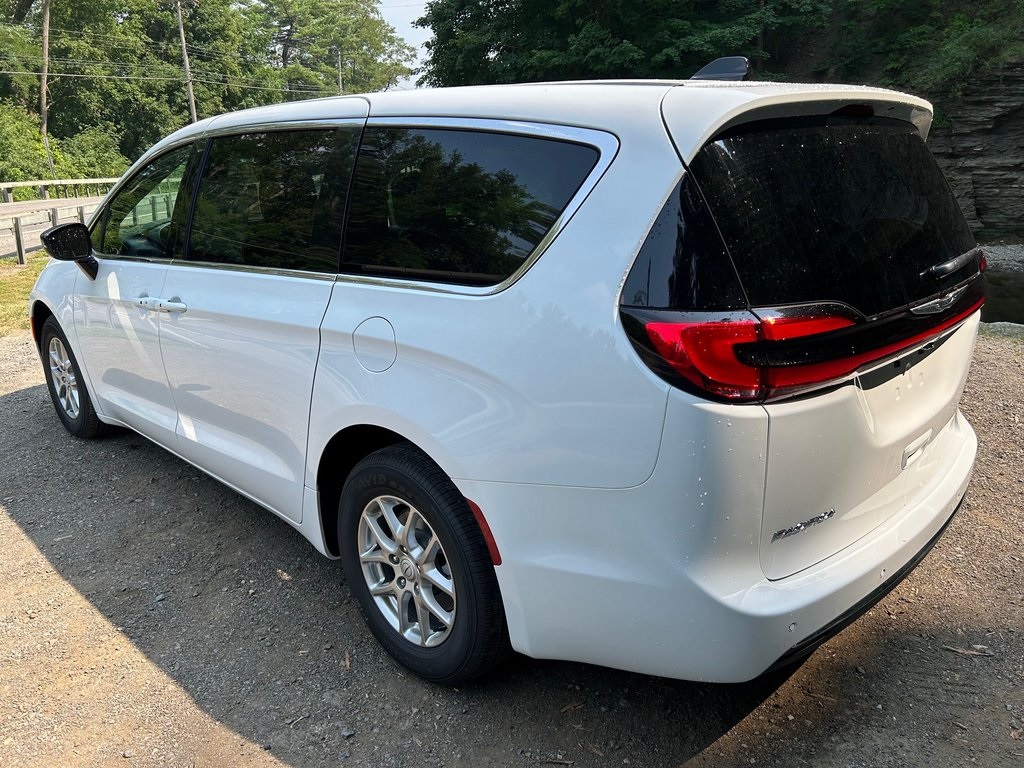 2026 Chrysler Pacifica photo 3
