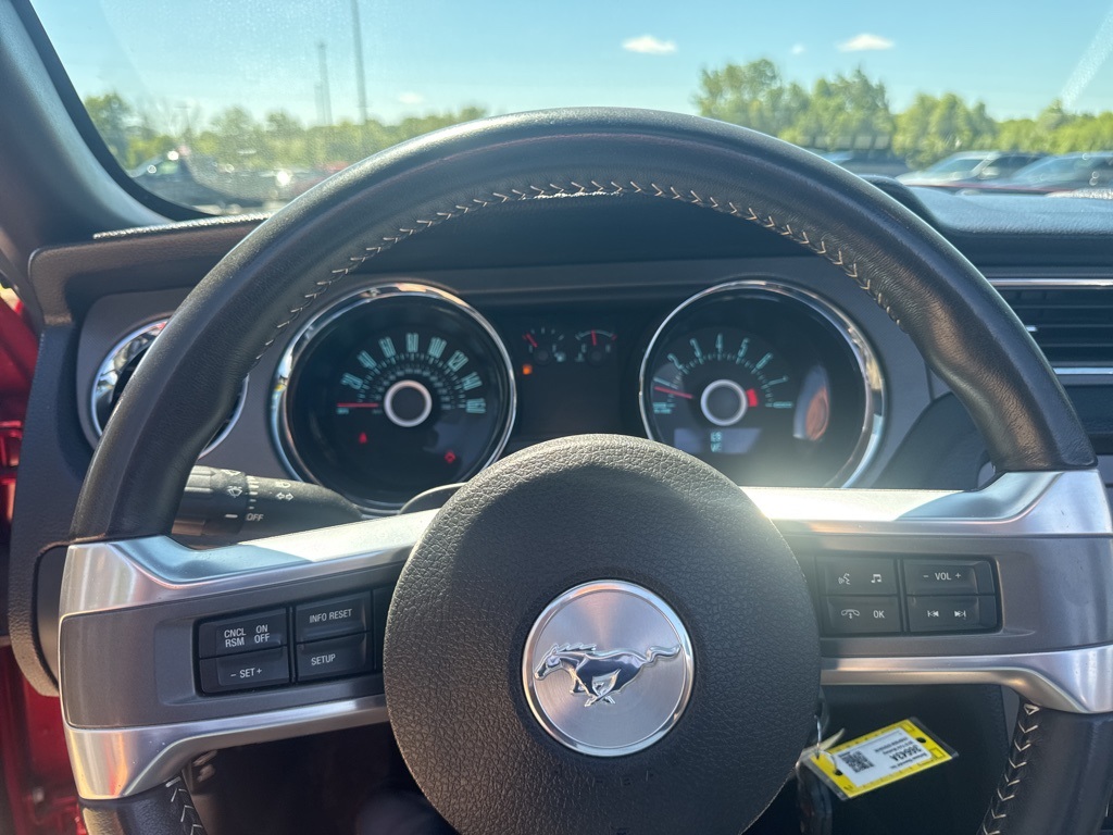 2013 Ford Mustang V6 Convertible photo 27