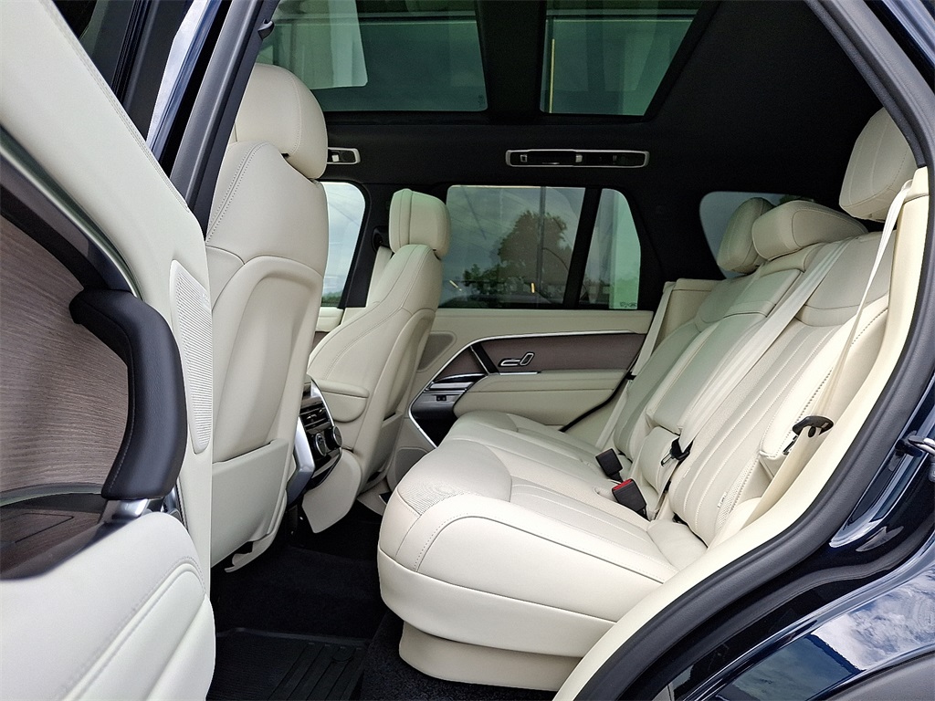 2025 Land Rover Range Rover SE photo 6
