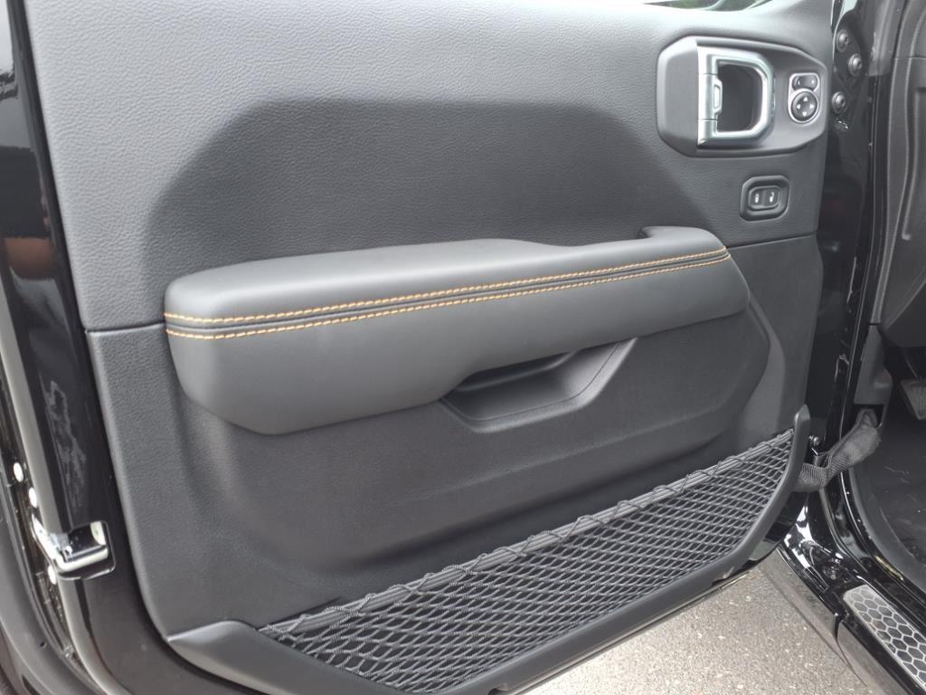 2025 Jeep Wrangler Sahara photo 4