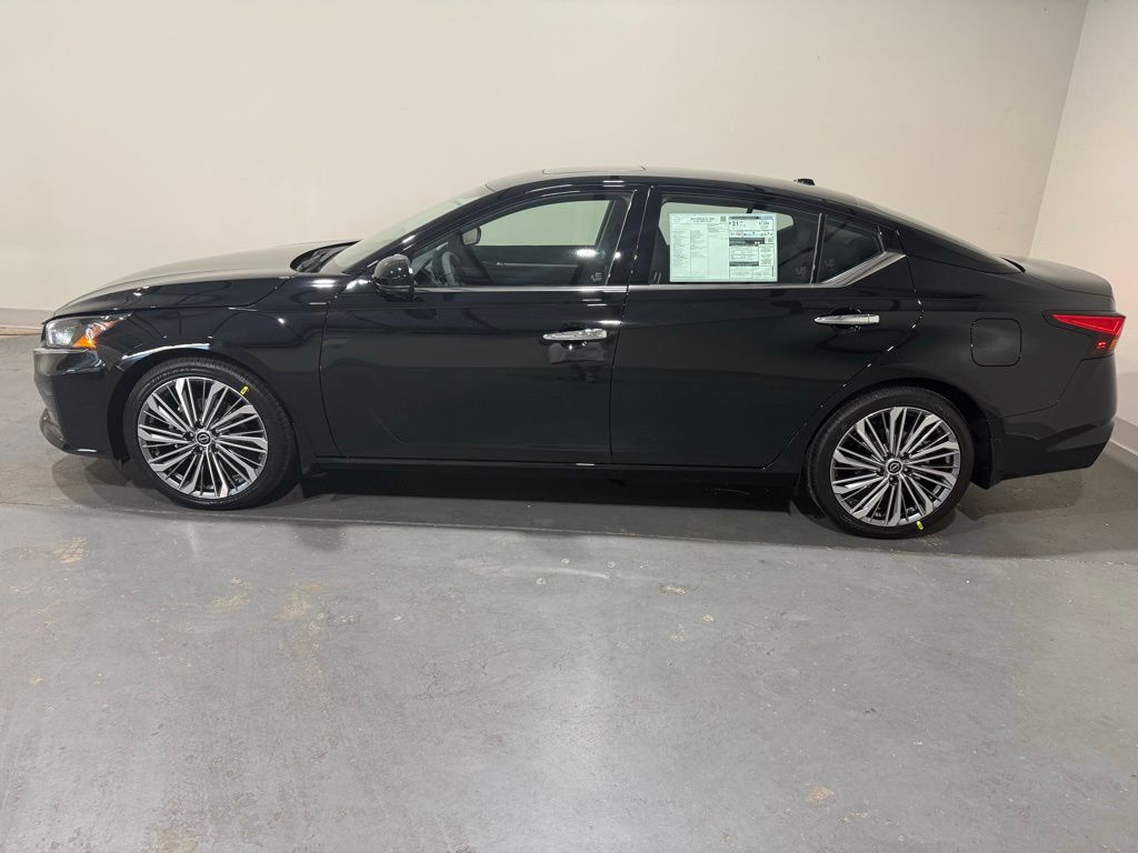 2025 Nissan Altima SL photo 4