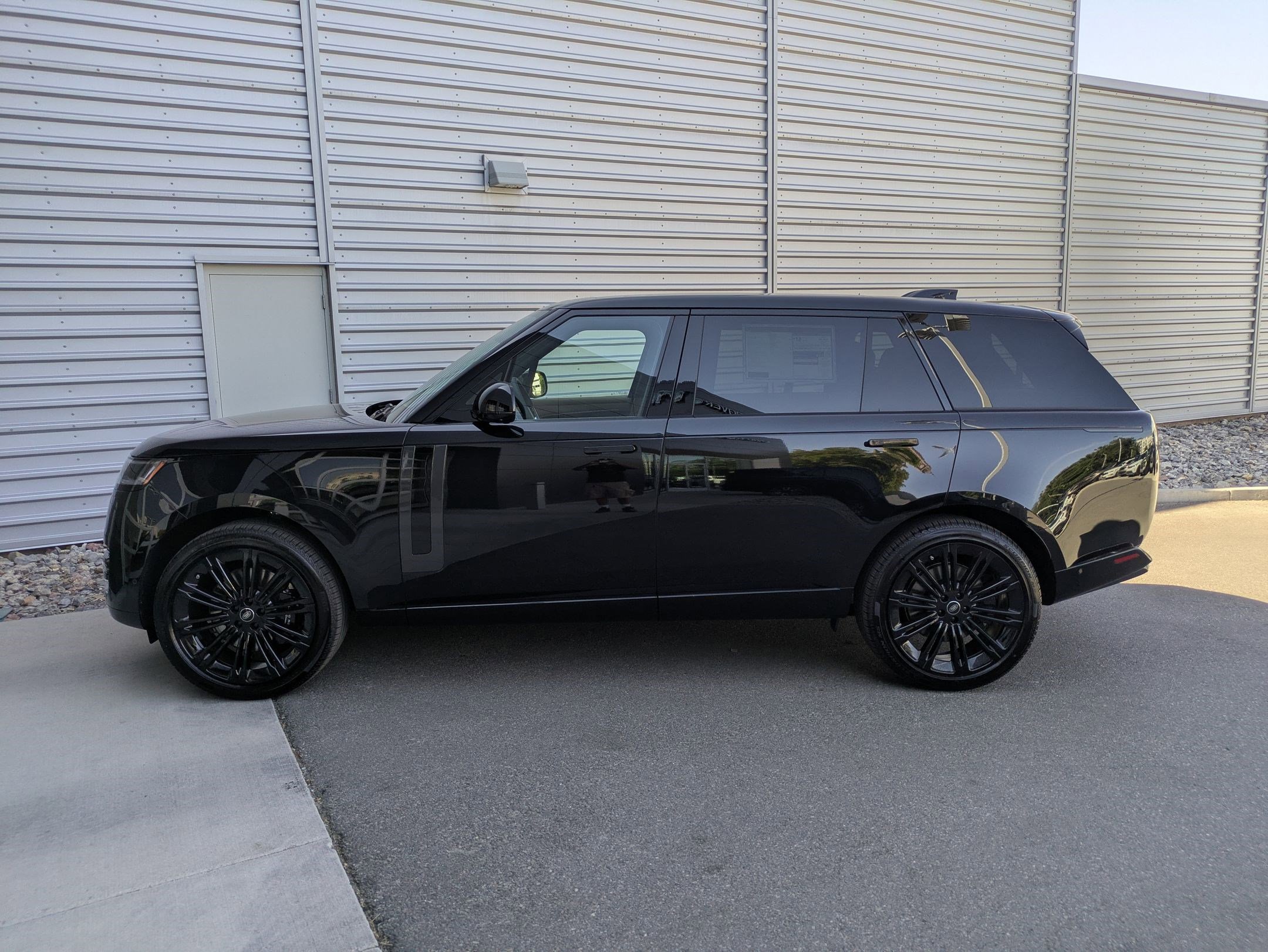 2025 Land Rover Range Rover SE photo 2