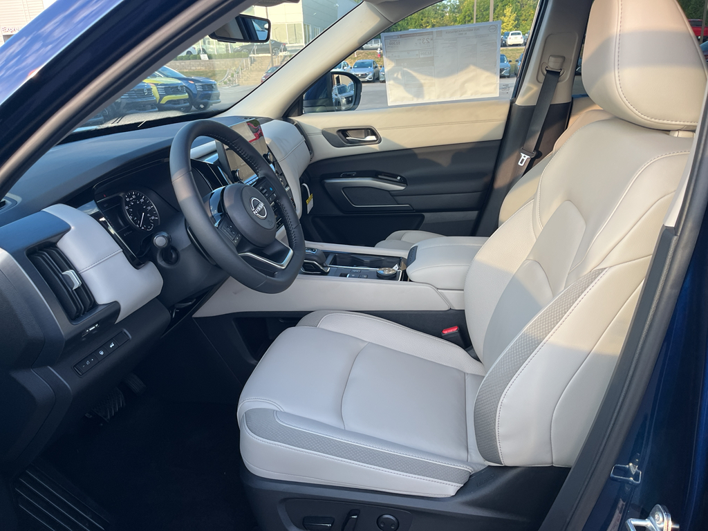 2025 Nissan Pathfinder SL photo 3