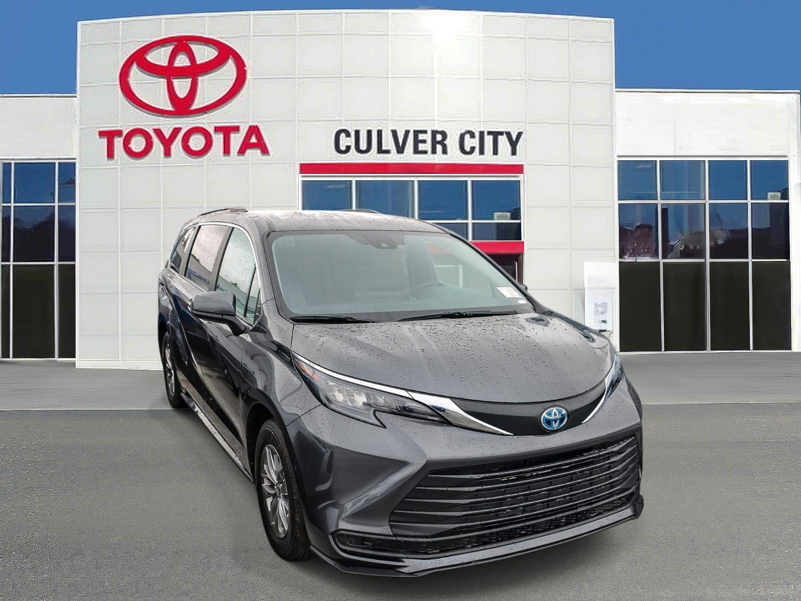 2025 Toyota Sienna LE's photo