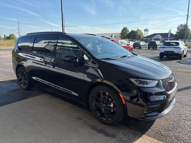 2026 Chrysler Pacifica Limited photo 9