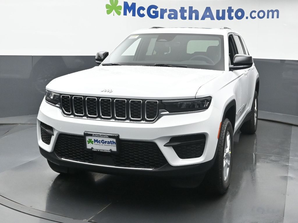 2025 Jeep Grand Cherokee Laredo X photo 3