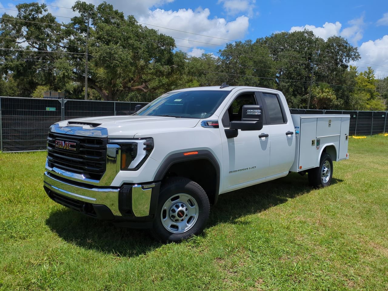 2024 GMC Sierra 2500HD Pro's photo