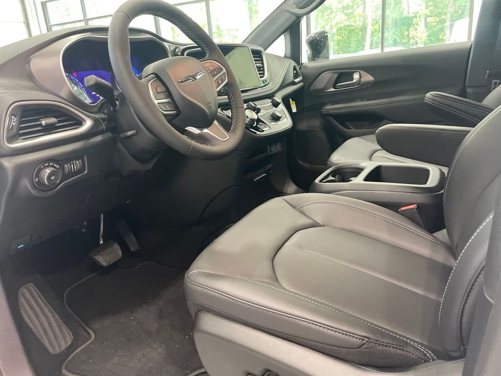 2025 Chrysler Pacifica LE photo 2