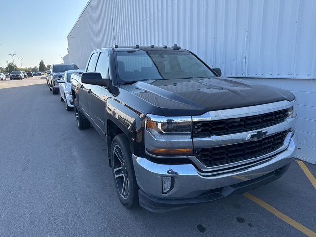 2017 Chevrolet Silverado 1500 LT photo 3