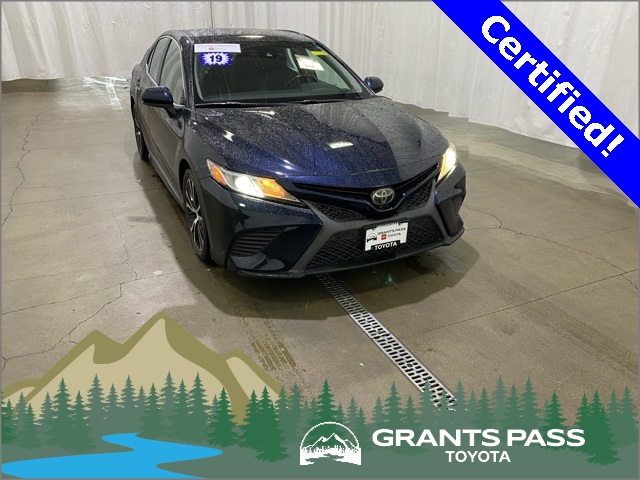 2019 Toyota Camry SE's photo