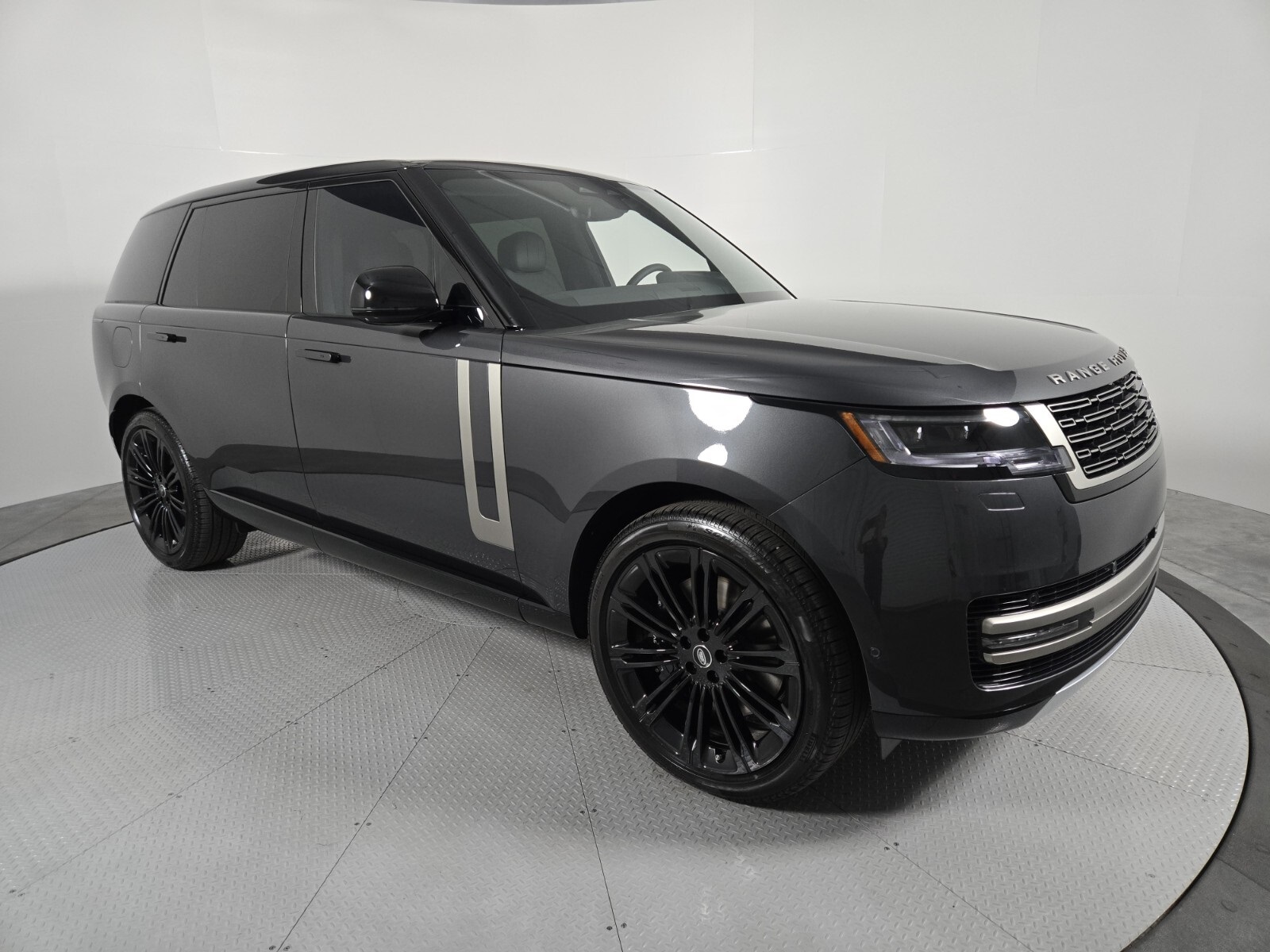 2025 Land Rover Range Rover SE photo 3