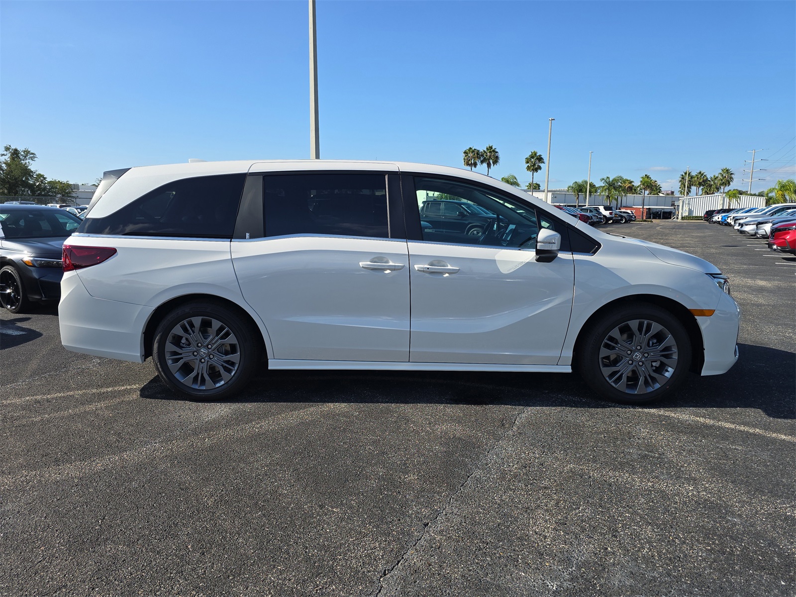 2026 Honda Odyssey Touring photo 2