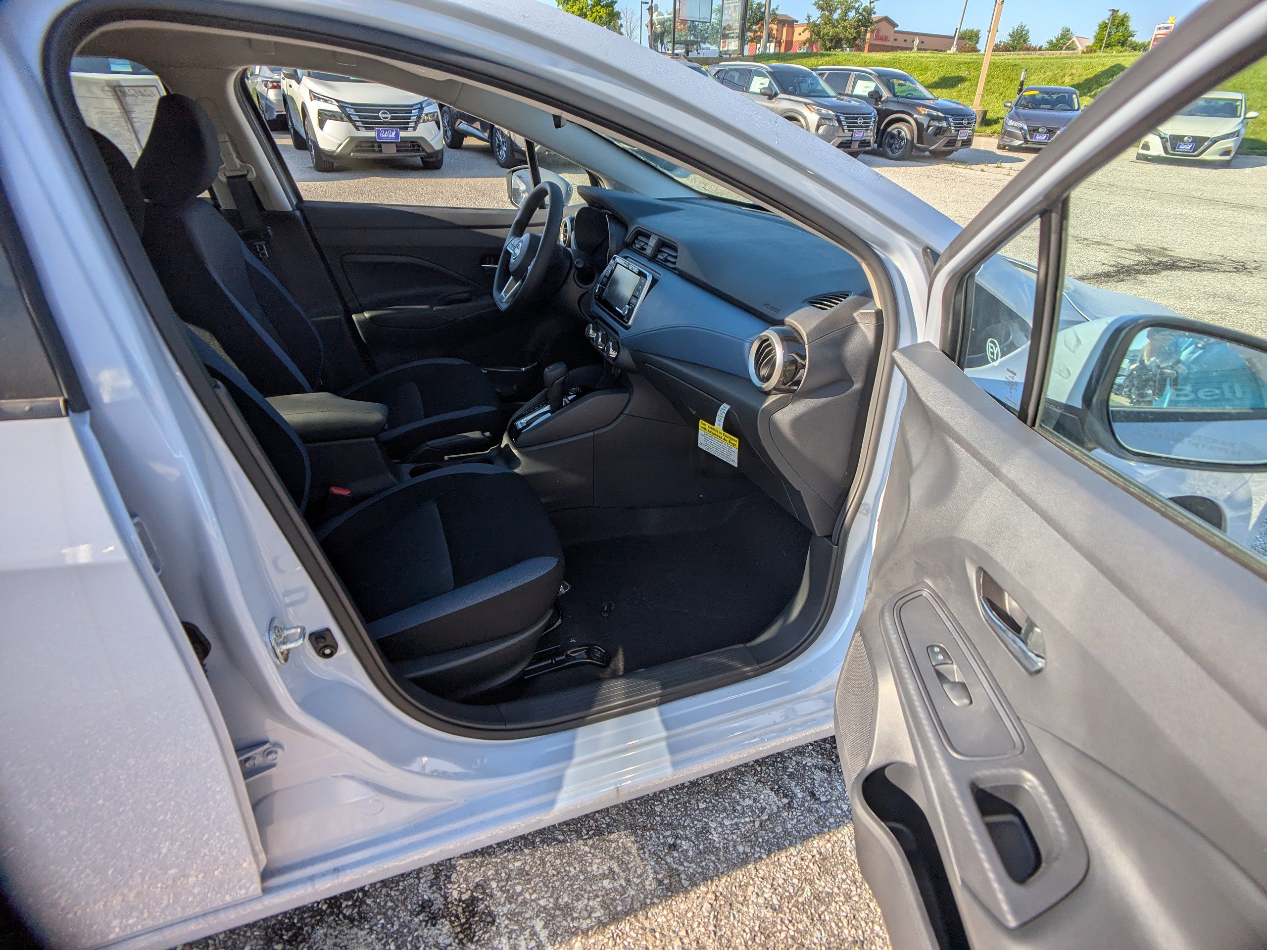 2025 Nissan Versa 1.6 SV photo 3