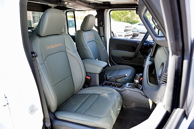 New 2025 Bright White Clear-Coat Exterior Paint Jeep Mojave image 17