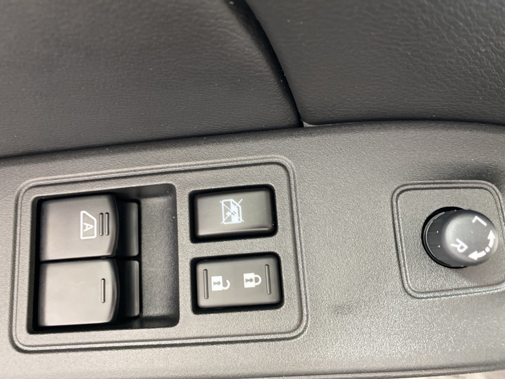 2025 Nissan Frontier SV photo 9