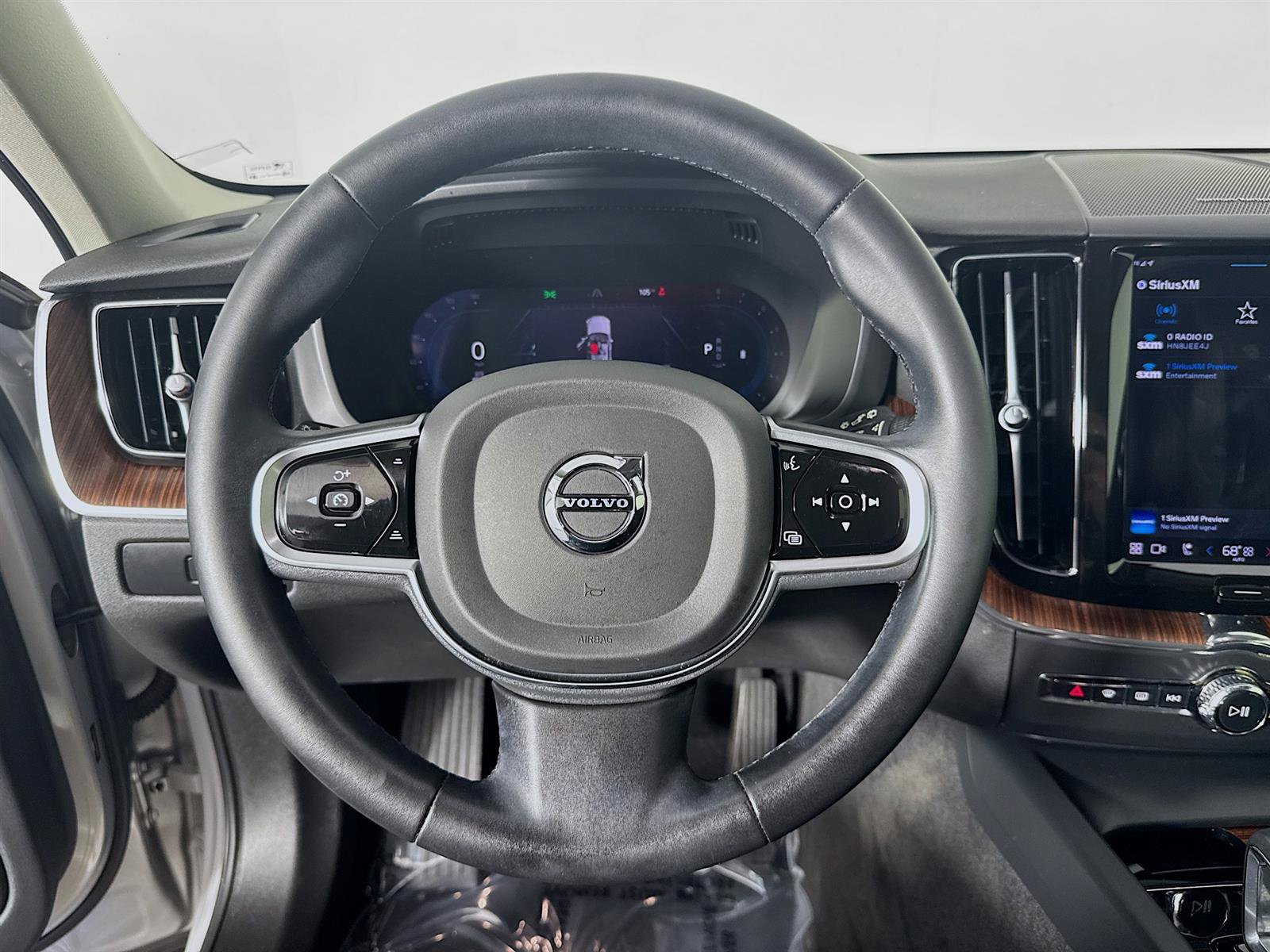 2023 Volvo XC60 B5 Plus photo 11