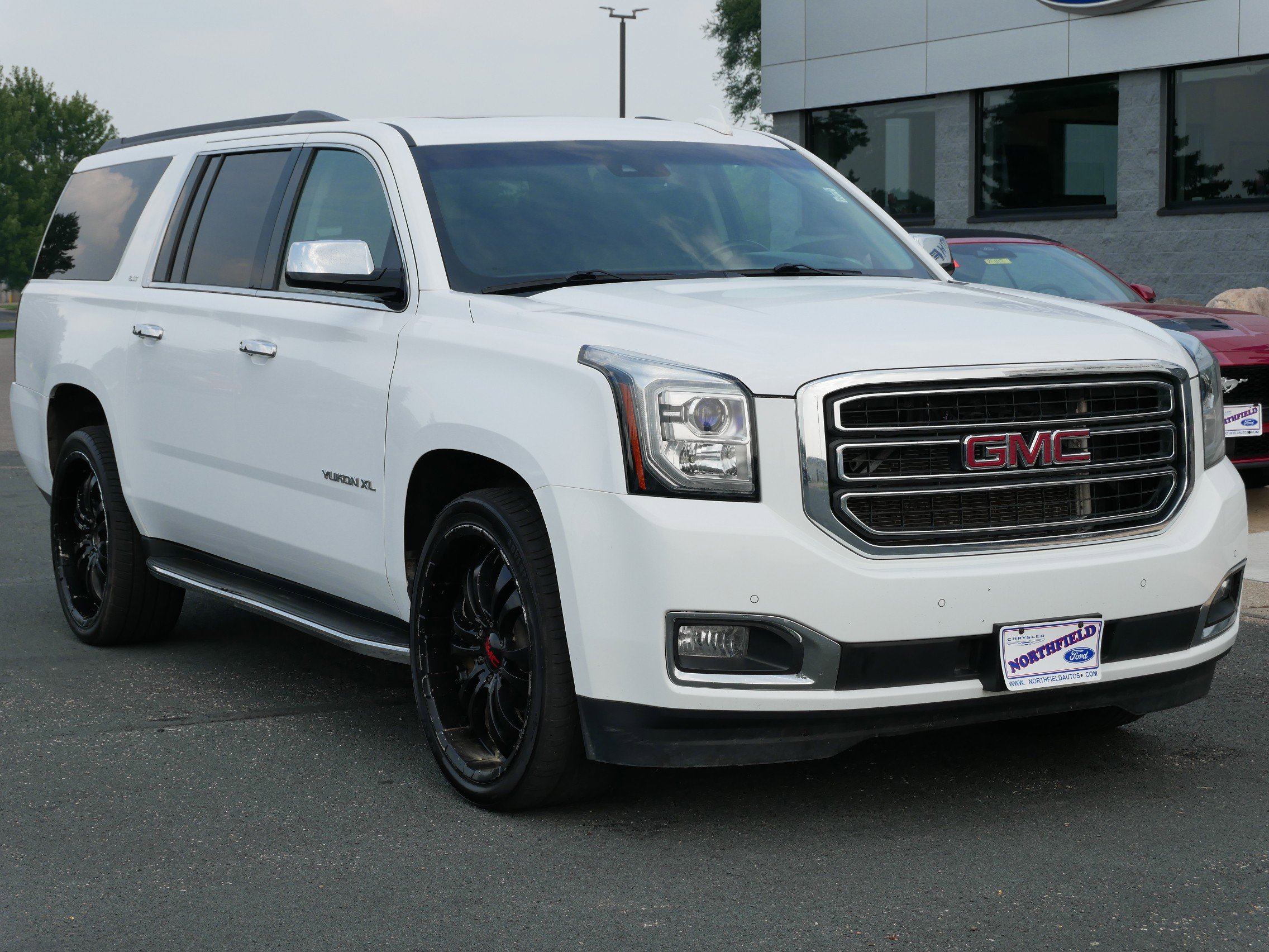 Used 2016 GMC Yukon XL SLT with VIN 1GKS2GKC2GR455459 for sale in Northfield, Minnesota