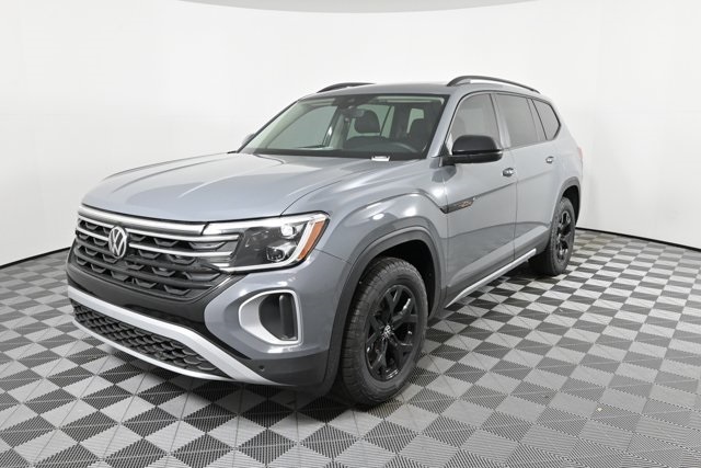 2025 Volkswagen Atlas Peak Edition SE photo 2