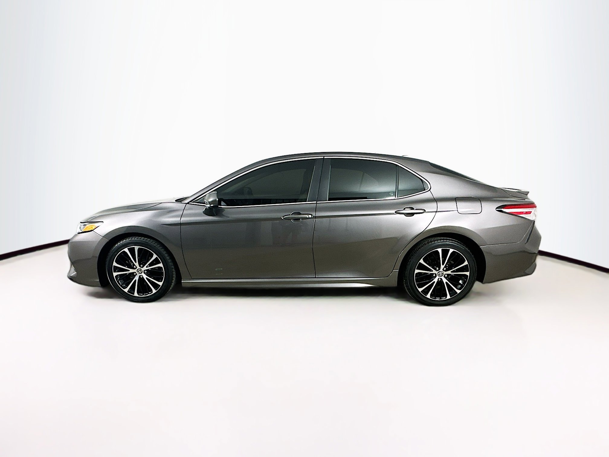 2020 Toyota Camry SE photo 4