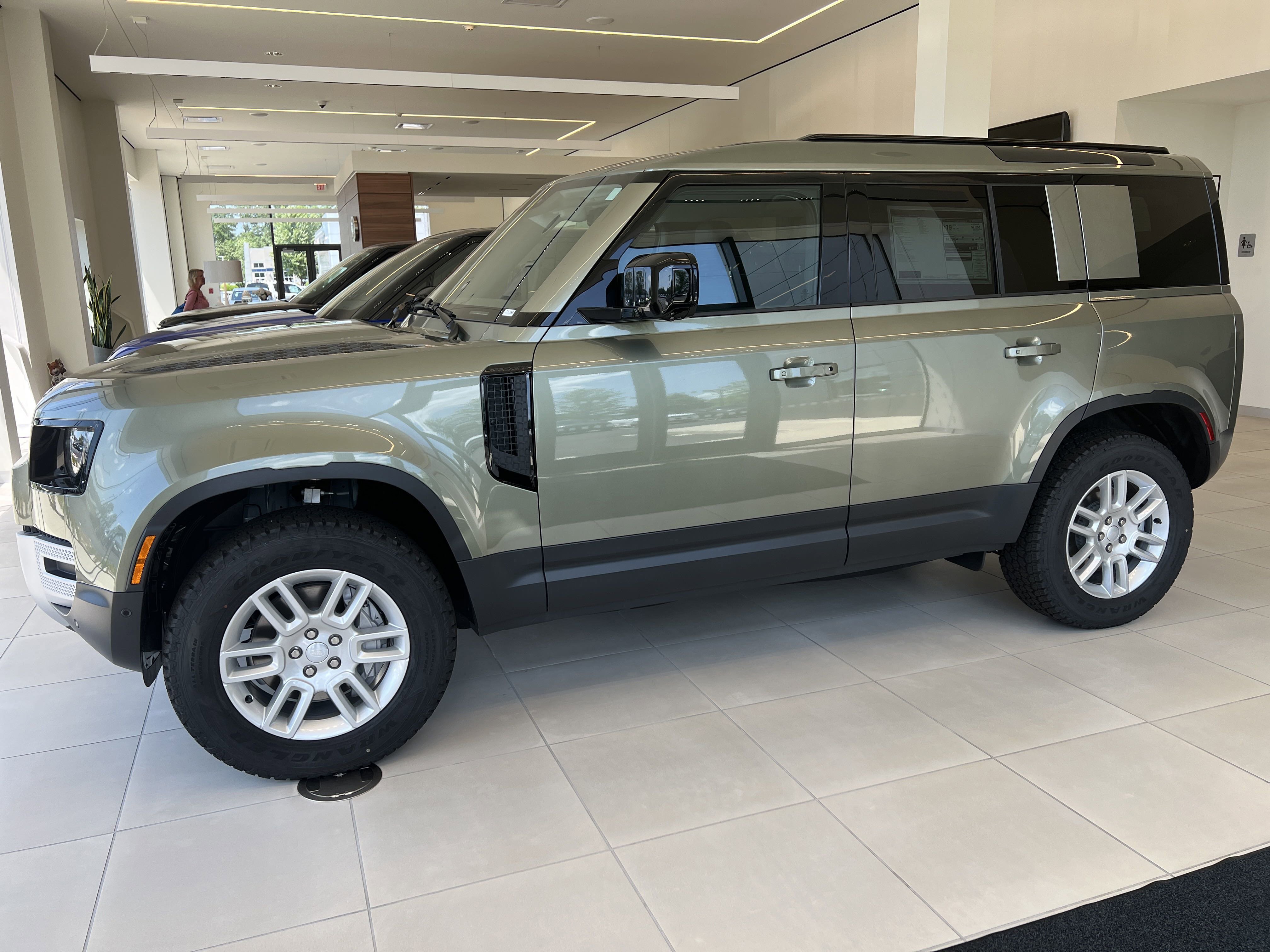 2025 Land Rover Defender 110 S photo 2