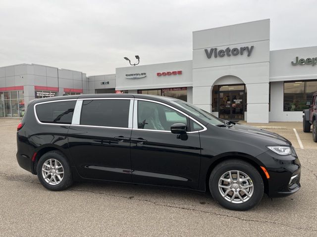 2026 Chrysler Pacifica Select's photo