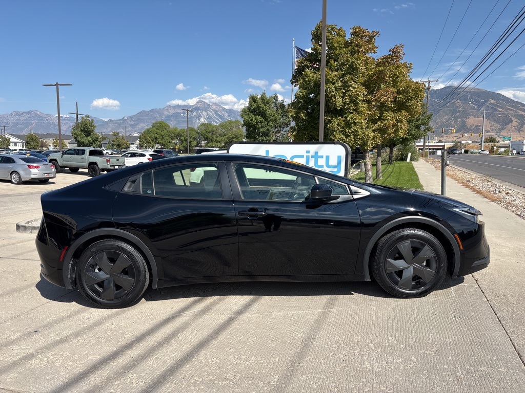 2024 Toyota Prius LE photo 3