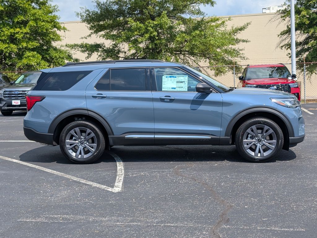 2025 Ford Explorer photo 3